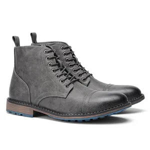 Vista lateral de botas de trabajo grises para hombre con suela de goma duradera