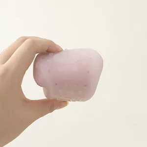 Nahaufnahme der flexiblen rosa Gummisohle eines weichen Winter-Babysocken-Schuhs