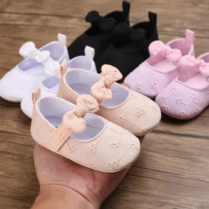 Detalle de zapatos de princesa para bebé con bordados y suela blanda en varios colores suaves.