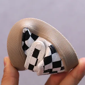Chaussures de marche souples pour bébé avec motif en damier noir et blanc