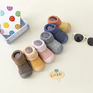 Warme Winter-Stricksocken-Schuhe für Babys in verschiedenen Farben mit weicher Sohle