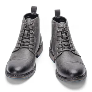 Vista detallada frontal de botas de trabajo grises para hombre de alta calidad