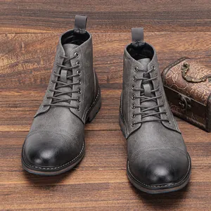 Vista superior de botas Martin para hombre en cuero gris desgastado con caja vintage