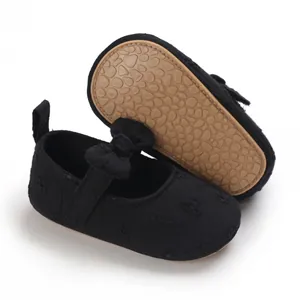 Vista detallada de zapatos de princesa para bebé en lona negra con suela blanda antideslizante