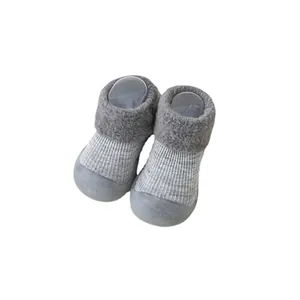 Warme graue Baby-Socken-Schuhe für den Winter mit weicher Gummisohle und kuscheligem Fleecefutter
