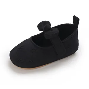 Vista detallada de zapatos de princesa negros para bebé con suela blanda y bordados florales