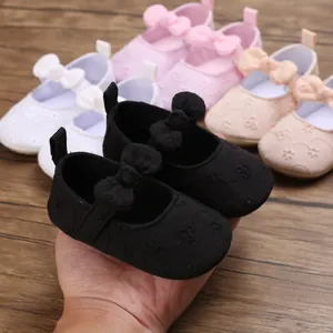 Vista detallada de zapatos de princesa para bebé con suela blanda y lazos de colores