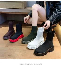 Vue détaillée des bottines chaussettes à plateforme en maille pour femmes en divers coloris.