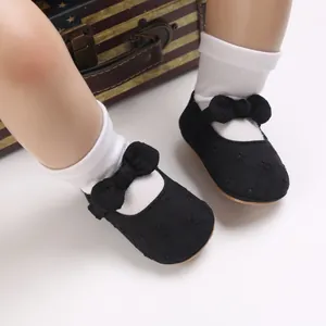 Lindos zapatos de princesa negros para bebé con lazo y una suela blanda bordada