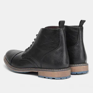 Vista lateral trasera detallada de botas de trabajo de cuero sintético negro para hombre