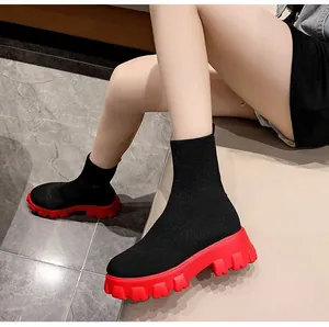 Vue détaillée de bottines chaussettes en maille noire pour femmes avec semelle rouge