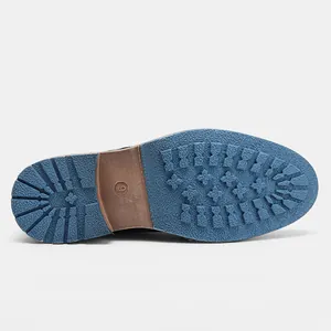 Vista macro detallada de la suela de zapato azul texturizada con patrón de agarre antideslizante