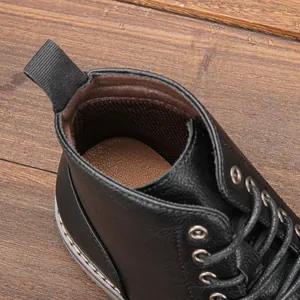 Vista detallada de la bota de trabajo de cuero negro para hombre con forro de malla