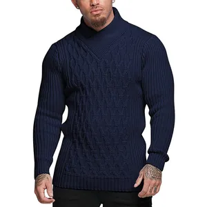 Vista dettagliata del maglione in maglia blu scuro da uomo con raffinato collo a scialle
