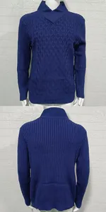 Viste dettagliate fronte e retro di un maglione da uomo in maglia blu scuro con collo a scialle