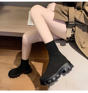 Détail de côté des bottines chaussettes à plateforme épaisse en maille noire