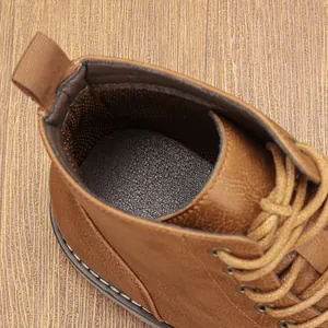 Vista detallada del forro interior y el cuero texturizado de una bota de trabajo marrón para hombre.