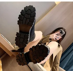 Vue détaillée des semelles épaisses antidérapantes des bottines chaussettes noires pour femmes