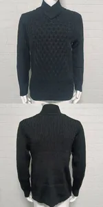 Vista dettagliata fronte e retro di un maglione da uomo in maglia nera operata