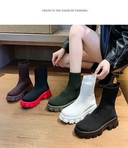 Variété de bottines d'automne en maille avec semelles crantées épaisses en cinq couleurs.