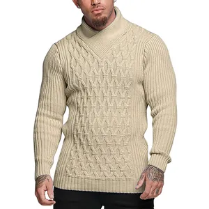 Primo piano di maglione beige da uomo a trecce con un esclusivo scollo a scialle