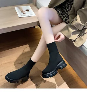Gros plan de bottines chaussettes noires à semelle épaisse pour femmes en situation
