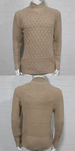 Viste dettagliate fronte e retro del maglione beige da uomo con collo incrociato e motivi