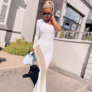 Combinaison blanche asymétrique à manches longues avec empiècement chic en résille