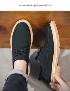 Nahaufnahme von schwarzen Herren-Lederschuhen mit dicker brauner Gummisohle und Seitenprofil.