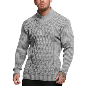 Vista dettagliata della trama a trecce grigie e del collo a scialle sul maglione da uomo.