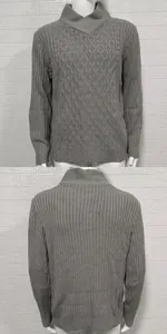 Viste dettagliate frontale e posteriore di un maglione grigio da uomo a maglia intrecciata.