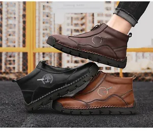 Vue détaillée des bottines en cuir pour hommes avec fermeture éclair et logo arbre.