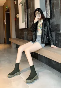 Bottes chaussettes pour femmes en maille vert olive à semelle épaisse dans un décor moderne