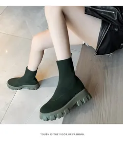 Détail des bottines chaussettes en maille vert foncé avec semelles crantées