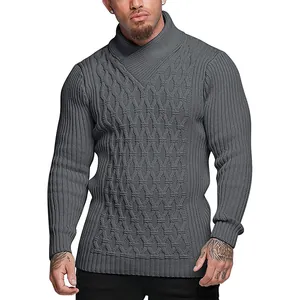 Vista dettagliata della trama a maglia di un maglione grigio da uomo a maniche lunghe con collo a scialle