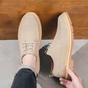 Modische Herren Oxford-Schuhe aus beigem Nubukleder mit kontrastierenden weißen Nähten