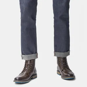 Botas de trabajo clásicas para hombre en marrón con elegantes detalles azules