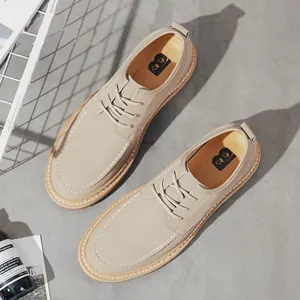 Stilvolle beige Herren-Lederschuhe im Oxford-Stil mit klassischen Kontrastnähten