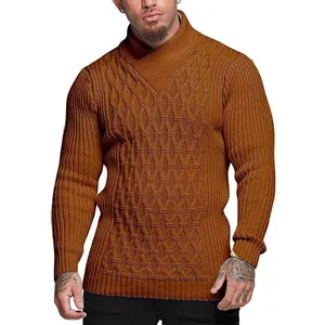 Vista dettagliata del maglione da uomo marrone a trecce con collo alto incrociato