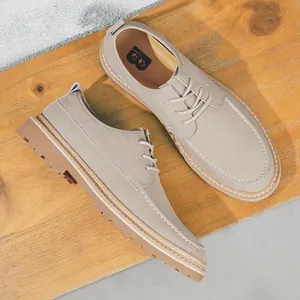 Klassische beige Herren-Oxford-Schuhe aus Wildleder mit Gummisohle und Kontrastnähten
