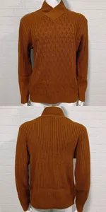 Vista frontale e posteriore del maglione in maglia marrone ruggine da uomo con collo