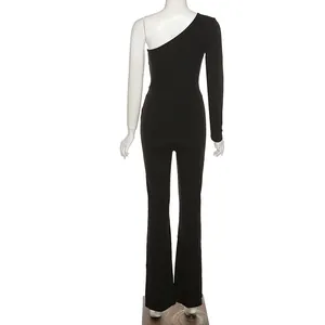 Vue arrière d'une combinaison noire chic à une épaule et manches longues évasée pour femme