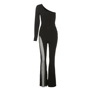 Vue détaillée d'une combinaison noire asymétrique avec jambes évasées et empiècement en résille