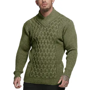 Vista dettagliata del maglione da uomo in maglia a trecce verde oliva con collo a scialle