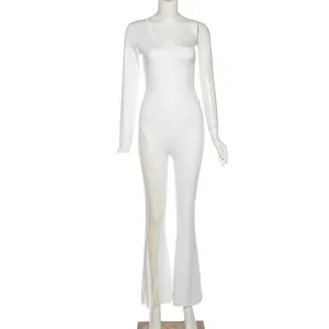 Détail d'une combinaison blanche à une épaule avec empiècement en mesh et bas évasé.