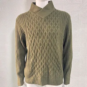 Dettaglio di un maglione uomo a trecce verde oliva con elegante collo a scialle