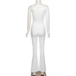 Vue arrière détaillée d'une combinaison blanche à une épaule avec pantalon évasé
