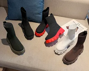 Vue détaillée montrant plusieurs couleurs de bottines chaussettes à semelles épaisses