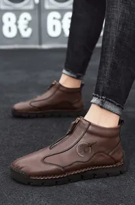 Détail macro de bottines en cuir marron pour hommes avec fermeture éclair devant