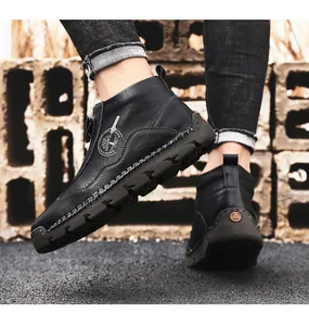 Gros plan sur des bottines en cuir noir pour hommes avec fermeture éclair latérale